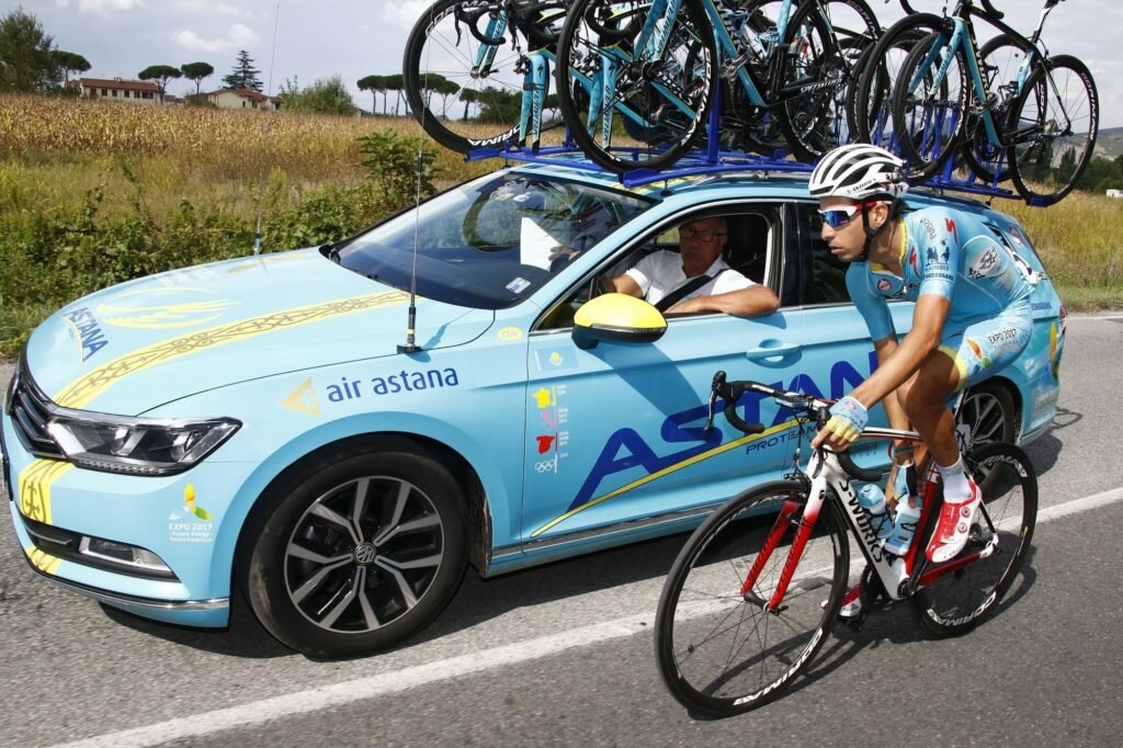 Aru a colloquio con Beppe Martinelli in corsa (Bettini Photo)