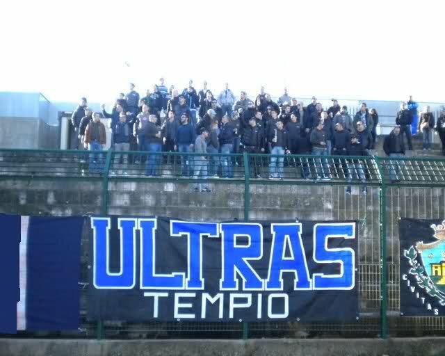 Un gruppo di tifosi del Tempio sugli spalti