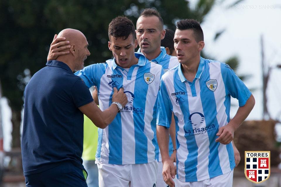 Pierluigi Scotto, allenatore del Sorso, con i suoi giocatori (foto: Alessandro Sanna)