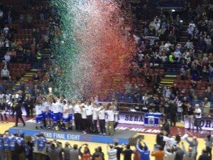 La premiazione con la consegna della Coppa Italia alla Dinamo Sassari (foto: Sardegna Sport)