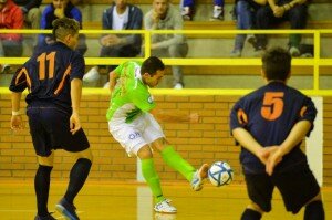 Lucas Lanzotti del Cagliari Futsal in azione (foto: www.cagliarifutsal.it)