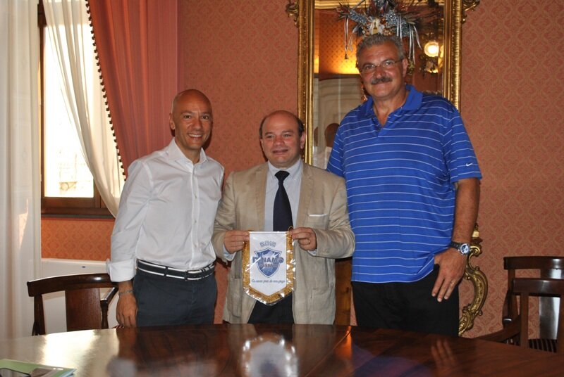 Il sindaco di Sassari Nicola Sanna tra Stefano Sardara e Meo Sacchetti, presidente e coach Dinamo Sassari