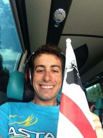Fabio Aru con la bandiera della Sardegna dopo il Giro d'Italia 2014