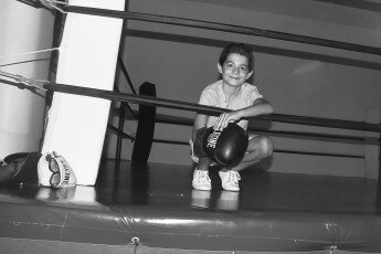 Il piccolo Pietro Piana sul ring prima di girare una scena