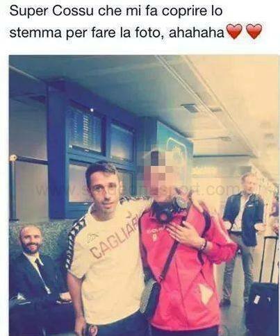 La foto incriminata, in cui Cossu posa con un giovane fan e calciatore della Torres (foto tratta da Facebook)