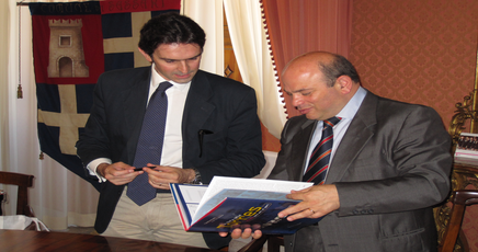 Il sindaco Nicola Sanna sfoglia il libro sulla storia della Torres 