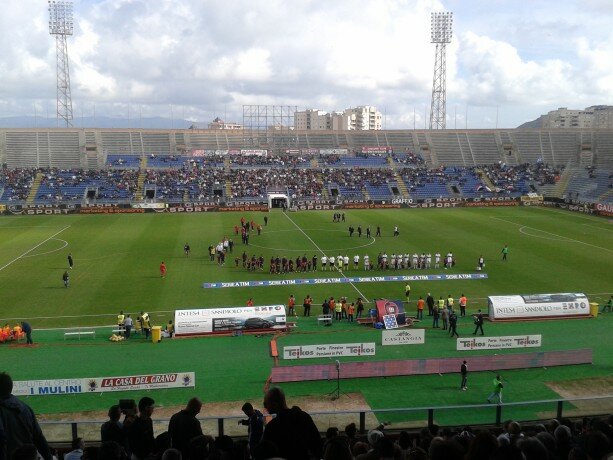 Cagliari e Genoa all'ingresso in campo (foto: SardegnaSport)