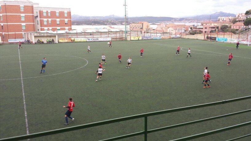 Una fase di gioco durante Caprera-Oristano di Serie B (calcio femminile)