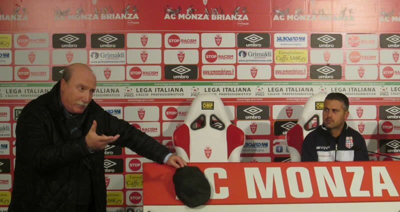 Il direttore Enzo Nucifora con mister Costantino nel post Monza-Torres. La partita verrà recuperata il 17 dicembre alle 14:30