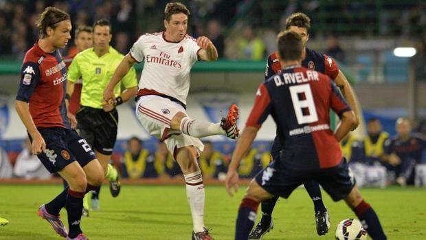 Ekdal e Avelar contro Torres in Cagliari-Milan
