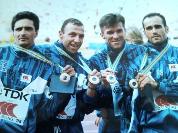 Floris (primo da sinistra) insieme a Madonia, Cipolloni e Puggioni col bronzo conquistato ai Mondiali 1995