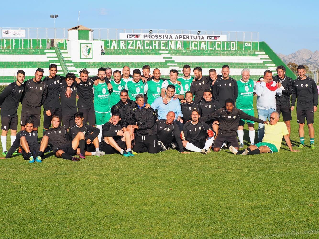 Il gruppo dell'Arzachena festeggia al "Biagio Pirina" la promozione in Serie C