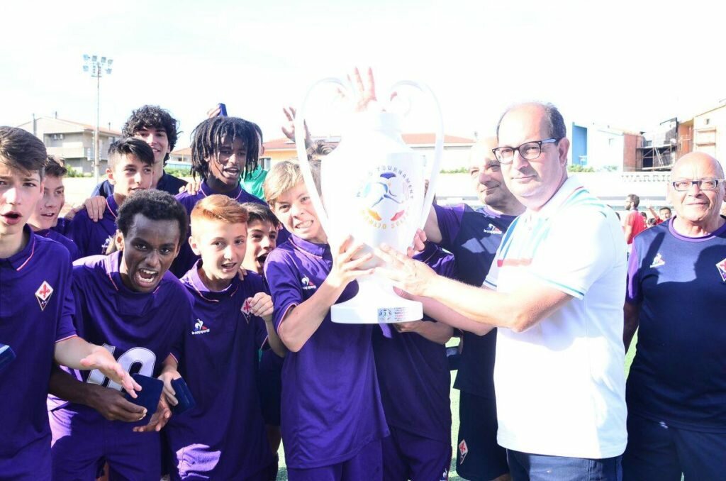 Enea Selis premia la Fiorentina, vincitrice dell'edizione 2017