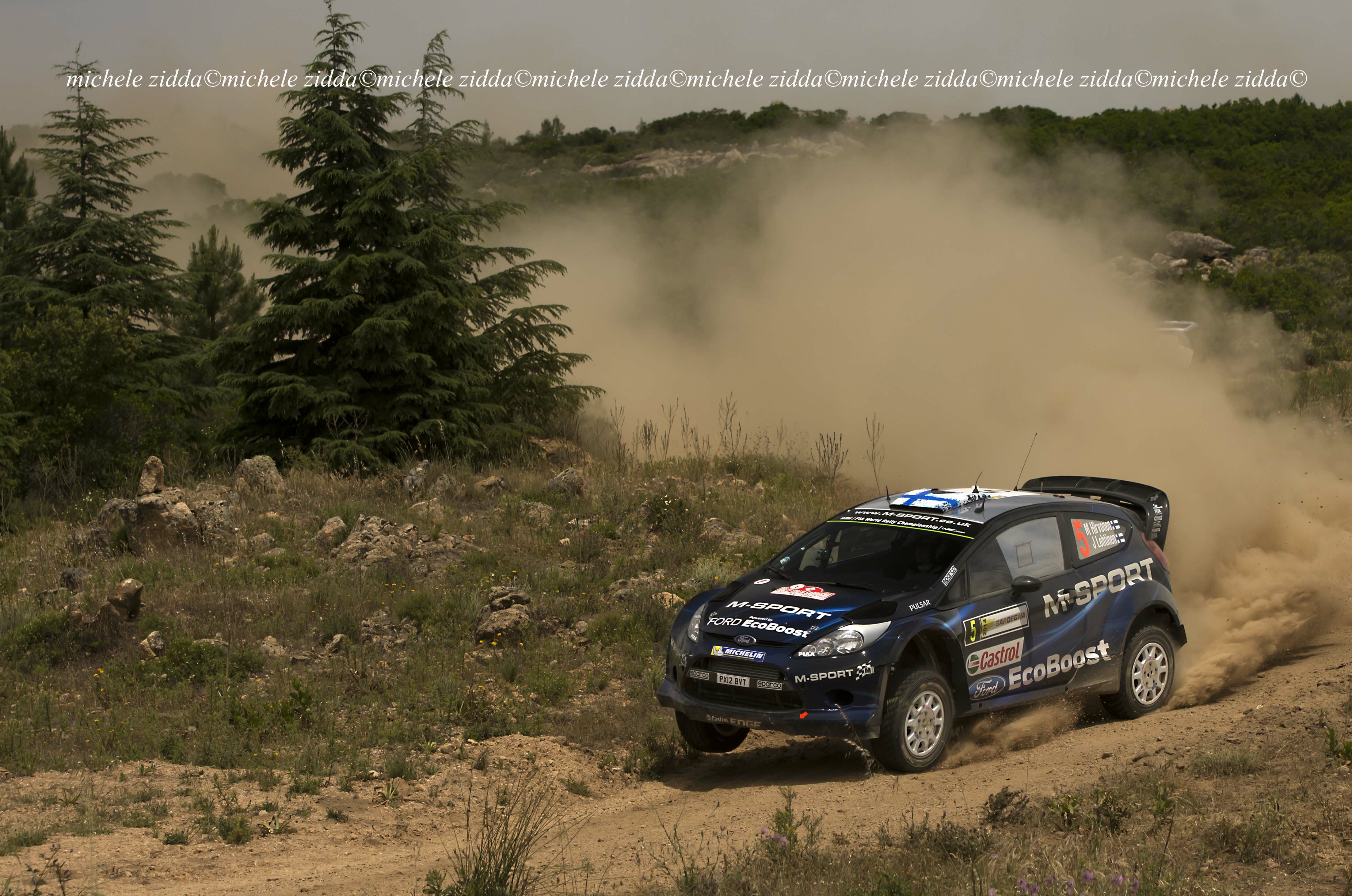 Una delle Ford Fiesta WRC impegnata negli sterrati sardi (foto: Michele Zidda)